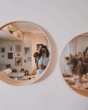Pinelopi Plaka Instagram - Σαββατόβραδο στο σπίτι. Έχει αποδειχθεί ότι η λέξη Σάββατο έχει αποτελέσει έμπνευση για διαφόρους καλλιτέχνες. Είναι η μέρα. Η..πως να το κάνουμε ξεχωριστή.
Για μένα, η αγαπημένη μου. Η μέρα που θέλω να κλειδώσω μέσα μόνο όσους αγαπώ. Να όπως αυτόν, που με ακολουθεί παντού 😳 Για το μόνο που μπορούμε να μαλώσουμε είναι για αυτήν την καμηλοπάρδαλη 🙈. Βέβαια ξαναγυρίζω στο θέμα, δεν ήταν πάντα έτσι τα Σάββατα μου και φαντάζομαι ούτε τα δικά σου. Θυμάσαι τότε που το μόνο που σε απασχολούσε ήταν πως θα κάνεις το μαλλί και ποιο παπούτσι θα φορέσεις; Ανά γεια σου. Ωραία ήταν και τότε, ωραία είναι και τώρα. Μπορείς να το επαναλάβεις όταν θες-μην ταραζεσαι από το κείμενο.😂 Ξέρω, όσο περνάει ο καιρός κερδίζει έδαφος το ποια πυτζαμα θα φορέσεις. Ε βάλε την καλή σου. Καλό Σαββατόβραδο παιδιά έξω ή μέσα 🤍
 ____________________________________________________

#saturday #saturdaynight #saturdayvibes #home #cocooning #favoritetimeofday #homedecor #poodle