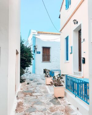 Pinelopi Plaka Instagram - Ζέστη. Στο νησί. Σε μια παραλία δύσβατη. Για να την φτάσουμε καμιά ώρα περπάτημα( τα αυτοκίνητα απαγορεύονται ⛔️), κατήφορος, εύκολο πράγμα ο κατήφορος. Στον ανήφορο σε θέλω. Αφού ανεβήκαμε τα 500 σκαλιά και μας βγήκε η γλώσσα, είχαμε άλλη μισή ώρα περπάτημα μπροστά μας. Καλά κρασιά δηλαδή! Εκεί λοιπόν είδα, αυτό που δεν περίμενα να δω. Μια καρότσα. Ανεφοδιασμός της καντίνας μου λέει.  Να ανέβουμε μάστορα του λέω; Αν έχεις να κεράσεις καμία μπίρα, πήδα! Αναπάντεχη καλοτυχία. Μια σκέψη μου ρθε στο μυαλό. Πότε μην έχεις τίποτα δεδομένο, ποτέ δεν ξέρεις τι θα βρεις μπροστά σου, ποτέ δεν έχει τελειώσει τίποτα, όλα είναι πιθανά. Αγαπά την,  ζωή είναι, θα σε προσπεράσει. 🫶🏼 
 ___________________________________________________

#life #lifelessons #lucky #lifeofadventure #moments #memories #liveyourbestlife #liveyourdreams