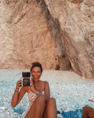 Pinelopi Plaka Instagram - Για μια φρεσκάδα, ανεμελιά, για λίγο χρώμα, βιντατζιά. Για αυτά θέλω να ζω ξανά. Στους Παξούς. Με τα γαλάζια τα νερά, τις βουτιές όλο χαρά, τις πέτρες για λίγο περισσότερη σκιά. Δεν έχω να σας πω πολλά..εικόνες δίνω, δίχως μιλιά. Σιωπή - αναπνοή - και ένα τελευταίο  ηλιοβασίλεμα από εκεί ψηλά. 🕊️ 
 ___________________________________________________

#summer #storyofmylife #vacation #summervibes #relax #peaceful #vintage #photoday #smile #blue #island #islandlife #free #alternative 🤭