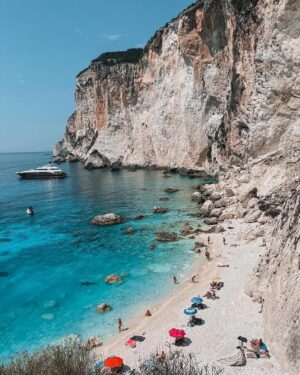 Pinelopi Plaka Instagram - Για μια φρεσκάδα, ανεμελιά, για λίγο χρώμα, βιντατζιά. Για αυτά θέλω να ζω ξανά. Στους Παξούς. Με τα γαλάζια τα νερά, τις βουτιές όλο χαρά, τις πέτρες για λίγο περισσότερη σκιά. Δεν έχω να σας πω πολλά..εικόνες δίνω, δίχως μιλιά. Σιωπή - αναπνοή - και ένα τελευταίο  ηλιοβασίλεμα από εκεί ψηλά. 🕊️ 
 ___________________________________________________

#summer #storyofmylife #vacation #summervibes #relax #peaceful #vintage #photoday #smile #blue #island #islandlife #free #alternative 🤭