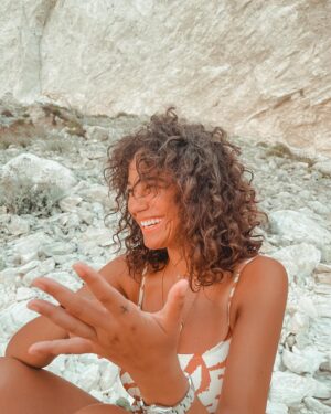 Pinelopi Plaka Instagram - Για μια φρεσκάδα, ανεμελιά, για λίγο χρώμα, βιντατζιά. Για αυτά θέλω να ζω ξανά. Στους Παξούς. Με τα γαλάζια τα νερά, τις βουτιές όλο χαρά, τις πέτρες για λίγο περισσότερη σκιά. Δεν έχω να σας πω πολλά..εικόνες δίνω, δίχως μιλιά. Σιωπή - αναπνοή - και ένα τελευταίο  ηλιοβασίλεμα από εκεί ψηλά. 🕊️ 
 ___________________________________________________

#summer #storyofmylife #vacation #summervibes #relax #peaceful #vintage #photoday #smile #blue #island #islandlife #free #alternative 🤭