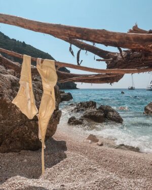 Pinelopi Plaka Instagram - Για μια φρεσκάδα, ανεμελιά, για λίγο χρώμα, βιντατζιά. Για αυτά θέλω να ζω ξανά. Στους Παξούς. Με τα γαλάζια τα νερά, τις βουτιές όλο χαρά, τις πέτρες για λίγο περισσότερη σκιά. Δεν έχω να σας πω πολλά..εικόνες δίνω, δίχως μιλιά. Σιωπή - αναπνοή - και ένα τελευταίο  ηλιοβασίλεμα από εκεί ψηλά. 🕊️ 
 ___________________________________________________

#summer #storyofmylife #vacation #summervibes #relax #peaceful #vintage #photoday #smile #blue #island #islandlife #free #alternative 🤭