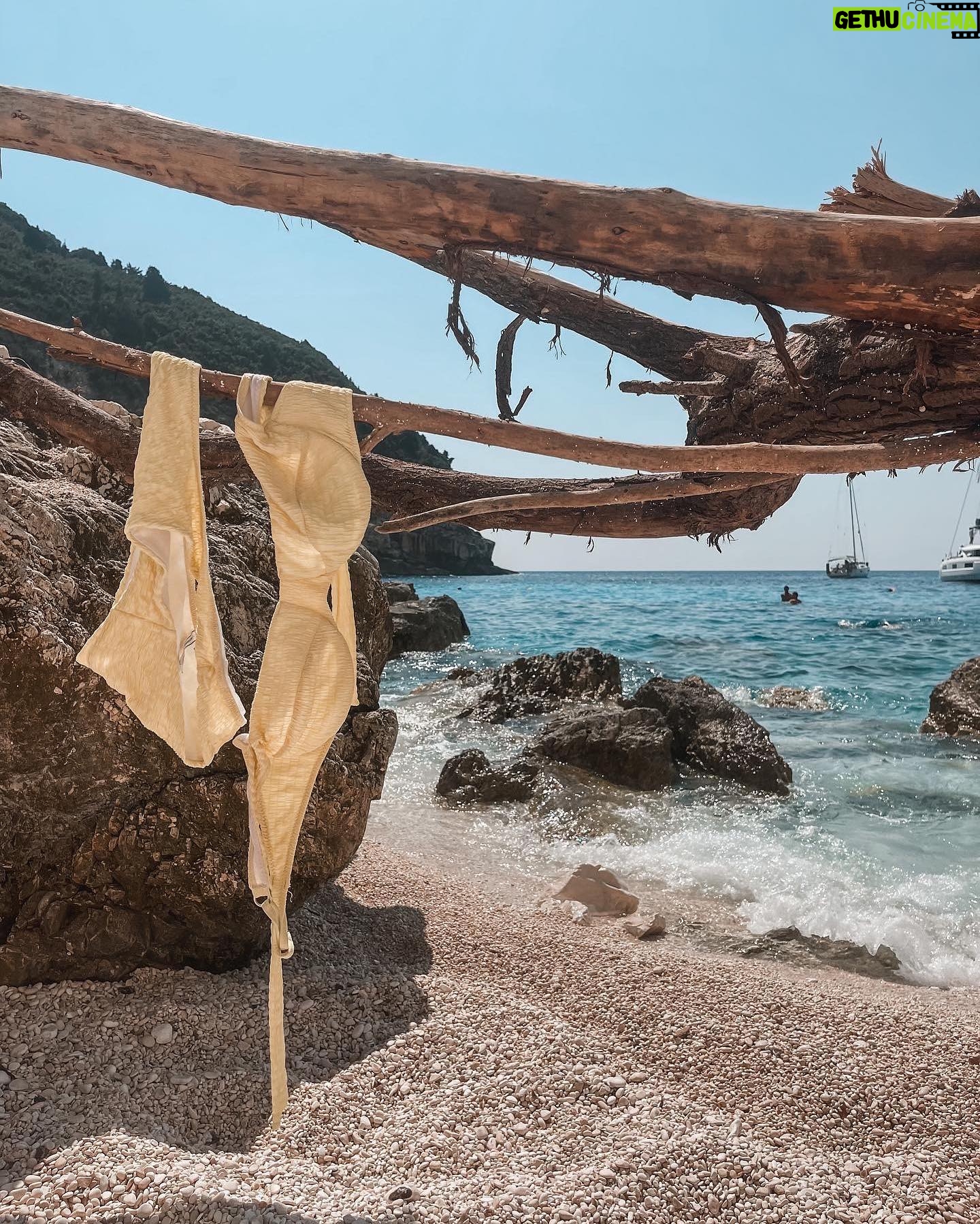Pinelopi Plaka - 8.3K Likes - Για μια φρεσκάδα, ανεμελιά, για λίγο χρώμα, βιντατζιά. Για αυτά θέλω να ζω ξανά. Στους Παξούς. Με τα γαλάζια τα νερά, τις βουτιές όλο χαρά, τις πέτρες για λίγο περισσότερη σκιά. Δεν έχω να σας πω πολλά..εικόνες δίνω, δίχως μιλιά. Σιωπή - αναπνοή - και ένα τελευταίο ηλιοβασίλεμα από εκεί ψηλά. 🕊️
___________________________________________________
#summer #storyofmylife #vacation #summervibes #relax #peaceful #vintage #photoday #smile #blue #island #islandlife #free #alternative 🤭