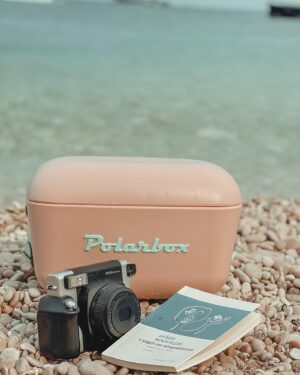 Pinelopi Plaka Instagram - Για μια φρεσκάδα, ανεμελιά, για λίγο χρώμα, βιντατζιά. Για αυτά θέλω να ζω ξανά. Στους Παξούς. Με τα γαλάζια τα νερά, τις βουτιές όλο χαρά, τις πέτρες για λίγο περισσότερη σκιά. Δεν έχω να σας πω πολλά..εικόνες δίνω, δίχως μιλιά. Σιωπή - αναπνοή - και ένα τελευταίο  ηλιοβασίλεμα από εκεί ψηλά. 🕊️ 
 ___________________________________________________

#summer #storyofmylife #vacation #summervibes #relax #peaceful #vintage #photoday #smile #blue #island #islandlife #free #alternative 🤭