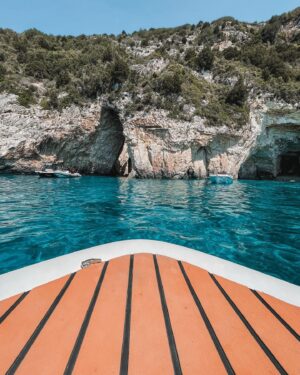 Pinelopi Plaka Instagram - Για μια φρεσκάδα, ανεμελιά, για λίγο χρώμα, βιντατζιά. Για αυτά θέλω να ζω ξανά. Στους Παξούς. Με τα γαλάζια τα νερά, τις βουτιές όλο χαρά, τις πέτρες για λίγο περισσότερη σκιά. Δεν έχω να σας πω πολλά..εικόνες δίνω, δίχως μιλιά. Σιωπή - αναπνοή - και ένα τελευταίο  ηλιοβασίλεμα από εκεί ψηλά. 🕊️ 
 ___________________________________________________

#summer #storyofmylife #vacation #summervibes #relax #peaceful #vintage #photoday #smile #blue #island #islandlife #free #alternative 🤭