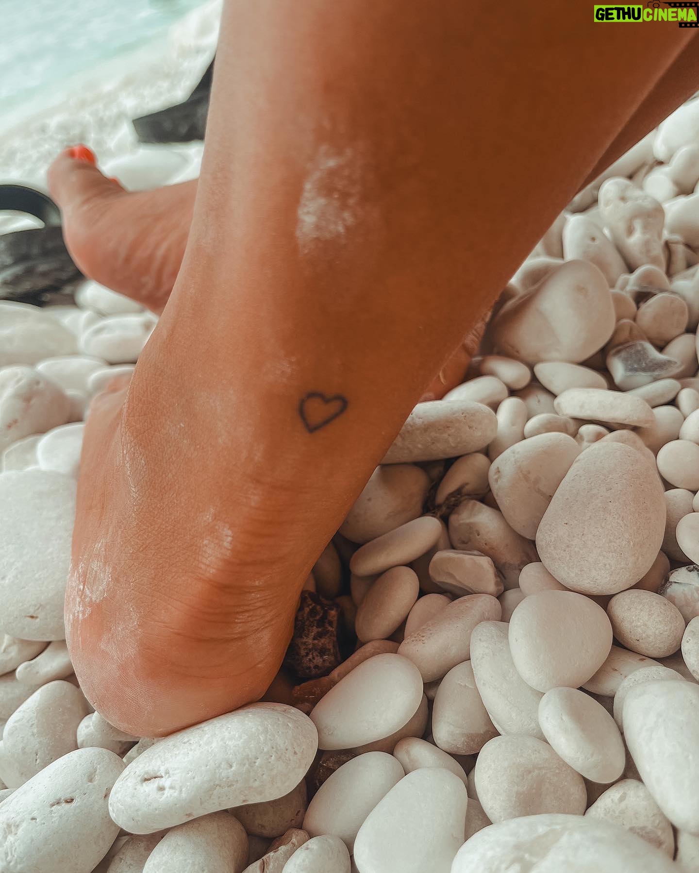 Pinelopi Plaka - 8.3K Likes - Για μια φρεσκάδα, ανεμελιά, για λίγο χρώμα, βιντατζιά. Για αυτά θέλω να ζω ξανά. Στους Παξούς. Με τα γαλάζια τα νερά, τις βουτιές όλο χαρά, τις πέτρες για λίγο περισσότερη σκιά. Δεν έχω να σας πω πολλά..εικόνες δίνω, δίχως μιλιά. Σιωπή - αναπνοή - και ένα τελευταίο ηλιοβασίλεμα από εκεί ψηλά. 🕊️
___________________________________________________
#summer #storyofmylife #vacation #summervibes #relax #peaceful #vintage #photoday #smile #blue #island #islandlife #free #alternative 🤭