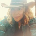 Piper Perabo Instagram - .@laineywilson you are amazing. While you’re writing songs and recording incredible music, you designed cowboy hats with @charlie1horse! I don’t know how you do so many things so well. 🩵 I tip my hat to ya. Thank you for the beautiful Road Runner hat from your new collection, gonna wear it all summer long. #CountrysCoolAgain. Thank you friend, I got a feeling it gonna be a great summer. 🎶