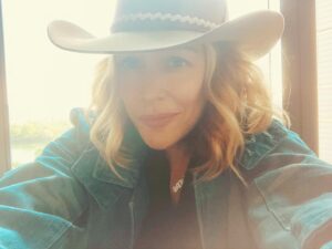Piper Perabo Instagram - .@laineywilson you are amazing. While you’re writing songs and recording incredible music, you designed cowboy hats with @charlie1horse! I don’t know how you do so many things so well. 🩵 I tip my hat to ya. Thank you for the beautiful Road Runner hat from your new collection, gonna wear it all summer long. #CountrysCoolAgain. Thank you friend, I got a feeling it gonna be a great summer. 🎶