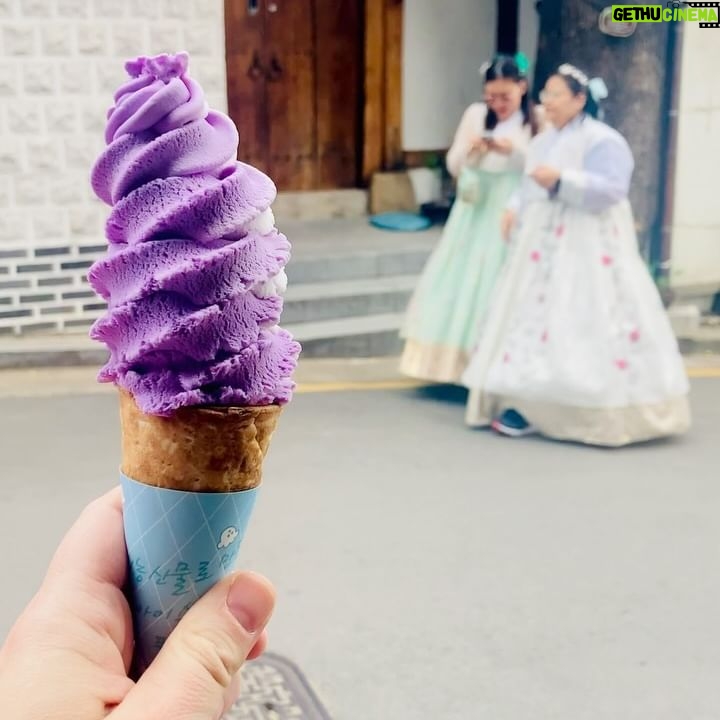 Piper Perabo Instagram - Spring in #Seoul, Bukchon Hanok Village. @seoulmuseumofcraftart @kukjegallery