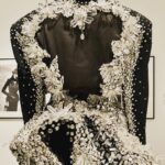 Piper Perabo Instagram – Stunning and inspiring the Thierry Mugler work at @brooklynmuseum 🖤
•
A fashion visionary, Thierry Mugler established himself as one of the most daring and innovative designers of the late twentieth century. As he declared, “I like to say that Thierry Mugler designs are for a better, happier future.”

Thierry Mugler in #Couturissime through May 7, 2023.

An exhibition initiated, produced and circulated by @mbamtl, in collaboration with @muglerofficial. Curator: @thierrymaximeloriot. Our presentation is coordinated by @matthew_yokobosky, Senior Curator of Fashion and Material Culture.

#Couturissime #BrooklynMuseum #ThierryMuglerBkM #Mugler #museum #nyc #art #fashion