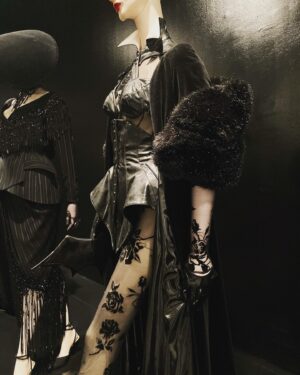 Piper Perabo Instagram - Stunning and inspiring the Thierry Mugler work at @brooklynmuseum 🖤
•
A fashion visionary, Thierry Mugler established himself as one of the most daring and innovative designers of the late twentieth century. As he declared, “I like to say that Thierry Mugler designs are for a better, happier future.”

Thierry Mugler in #Couturissime through May 7, 2023.

An exhibition initiated, produced and circulated by @mbamtl, in collaboration with @muglerofficial. Curator: @thierrymaximeloriot. Our presentation is coordinated by @matthew_yokobosky, Senior Curator of Fashion and Material Culture.

#Couturissime #BrooklynMuseum #ThierryMuglerBkM #Mugler #museum #nyc #art #fashion