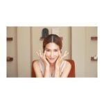 Piyathida Mittiraroch Instagram - ขอโกงอายุผิวหน้า ด้วย inaclear cream @kvkxthailand ของน้องหมอกุ้ง @kornvikka ใช้มาเข้าปีที่ 2 บอกเลยไม่กล้านอกใจ ฝ้ากระจางลง ใช้ดีจนแนะนำคนรอบตัวทุกคนเลยค่ะ ♥️ #KVKXThailand #ครีมหมอกุ้ง #Inaclearcream @kvkxThailand @kornvikka