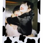 Ploynarin Sornarin Instagram - HAPPY BIRTHDAY MY BFF🤍💐 คำว่า "รัก" คงยังแทนความรู้สึกที่ชั้นมีต่อแกได้ไม่มากพอ :) เอ่อ... ทุกคนคะเราเป็นเพื่อนกันนะ55555แค่รักเพื่อนมากๆ ชั้นรักแกมากกก อยากจะตะโกนให้โลกรู้ ทะลุดาวอังคารไปเลยก็ดี🌷 ชั้นภูมิใจในตัวแกมาตลอด และมันมากขึ้นเรื่อยๆด้วยซ้ำไป ชั้นเชื่อว่าไม่ใช่แค่ชั้นที่ภูมิใจ ทุกคนภูมิใจในตัวแกมาตลอด แกเก่งมากๆๆและแกก็เหมาะสมกับรอยยิ้มมากที่สุดแล้วเช่นกัน🥰 "ชั้นอะชอบกินไอติมมากที่สุดในชีวิต แต่ชั้นรักแกมากกว่าไอติมที่ชั้นชอบนะ 🍦" (ทำไมมันโรแมนติก5555) อยู่เป็นเพื่อน เป็นพี่น้องกันแบบนี้ไปนานๆนะแฝดของชั้น🦋👭🏻💖 #ploybyppear