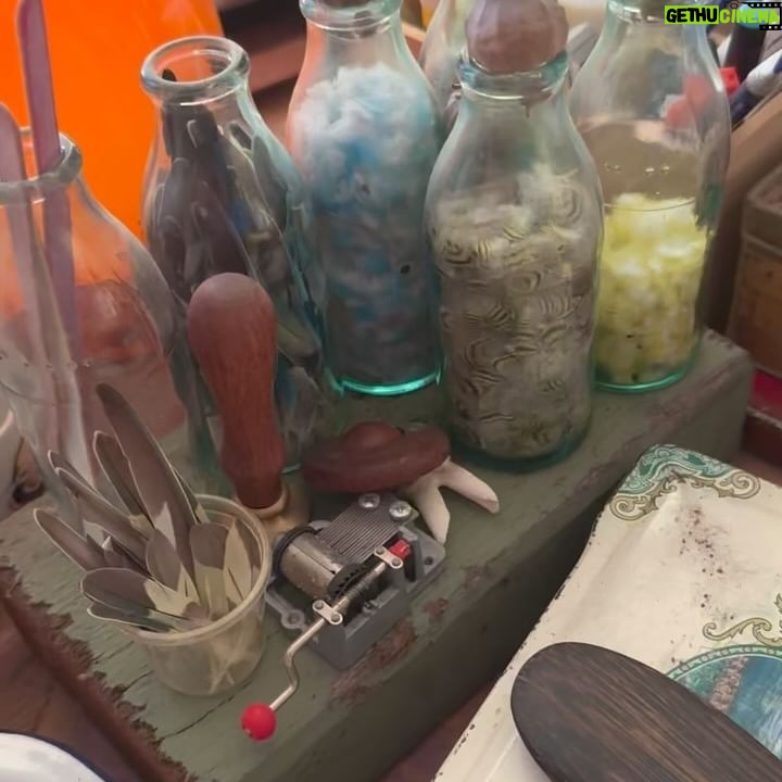 Poh Ling Yeow Instagram - For me there is no beauty more fascinating than that of the natural world and using materials that would otherwise be discarded just floats my boat to the max! This little sub section of my art practise came about when I started collecting the malted feathers of my pet budgies about 25 years ago. Separating them by colour size and paternation alone is my favourite kind of meditation. I learned the hard way u can’t always whistle while u work 😣! The tiniest of the feathers are 1mm in diameter and so sensitive to air movement that a blowfly once scattered tiny pile of feathers I’d sorted. I love that it made me stop working & consider the physics of flight. It’s also kinduv sweet to intimately know which part of the birds the feather come from, the tiniest ones for instance fan around the beak and get bigger as they travel towards the tail. These are a few of perhaps 10 feather works I’ve made. I’ve amassed a ridiculous collection of feathers and I think it might be time to start a behemoth which I’ve been contemplating for at least a decade. Yes, I think it’s time 🤔 #artbypoh #artist #australianartist #nature #naturelovers #birds #budgie #budgerigar #pohart
