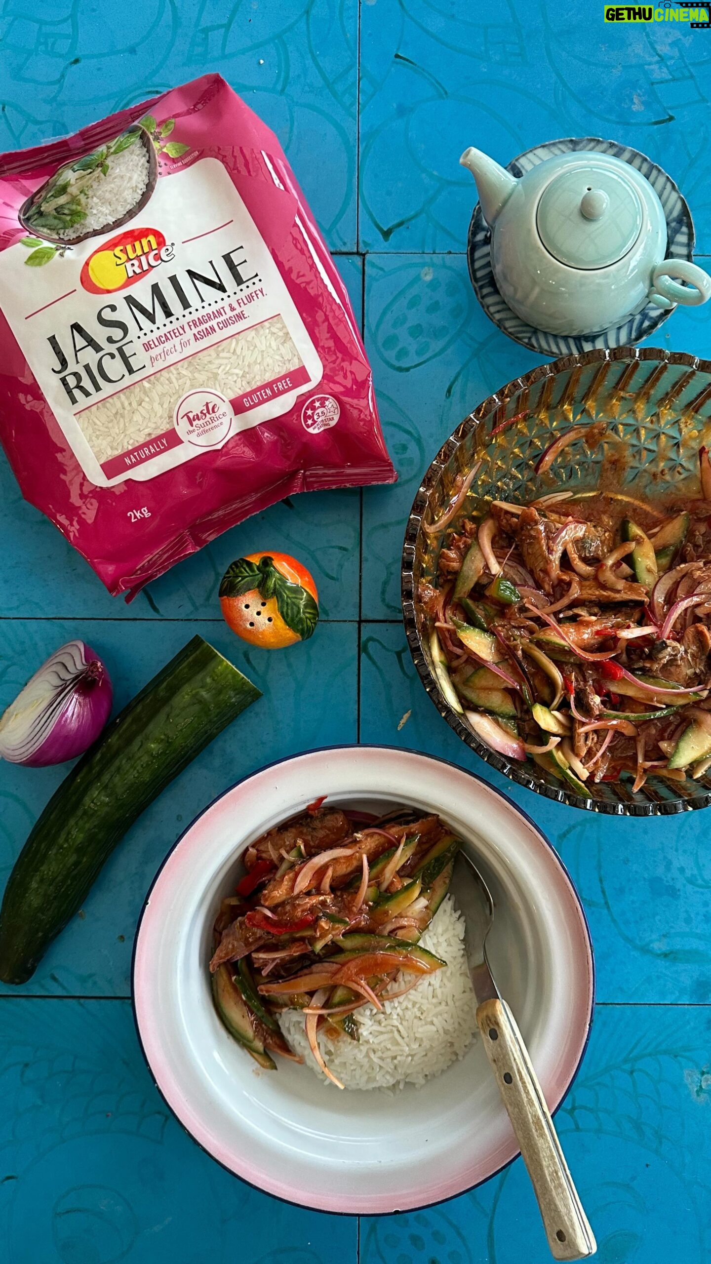 Poh Ling Yeow - 13.4K Likes - Firstly🌶️ is ❄️🥶 not mouldy 😅.
SARDINES IN TOMATO with RICE 🐟 | Feeds up to 3
2 cups any variety of @sunrice rice
425g tinned sardines in tomato sauce
1/2 medium red onion, thinly sliced
2 long red chilly, thinly sliced
1/2-1 continental cucumber, 1/4 lengthways, seeds cut out, sliced thinly on a diagonal
2-3 Tbs ketchup
1 lemon or lime, juiced (failing this, about 2 Tbs white vinegar) OR to taste
1 Tbs light soy
1/2 tsp white pepper
Cook the rice following packet instructions.
Take the sardines out of the tin, split them, remove the bones and give the stomach the little scrape. Transfer to a medium bowl. Scrape any residual sauce back into the tin.
Stir into the tin of tomato sauce the ketchup, lime juice, soy sauce and white pepper. Tip into the bowl together with all the prepared veg. Fold gentle so as not to break the sardine filets up too much. Eat at room temp or chilled with freshly steamed rice.
#sunrice #paidpartnership #ambassador #pohsricekitchen