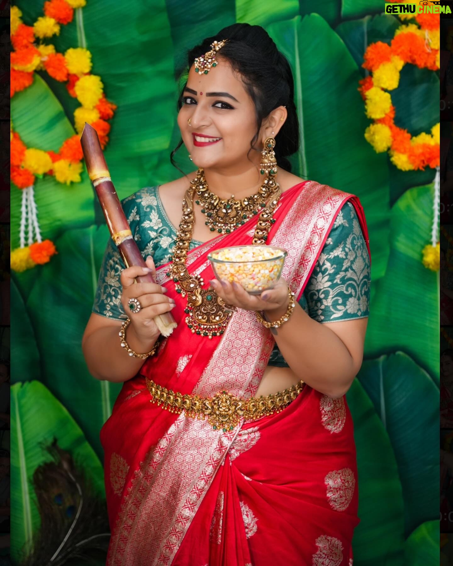 Pooja Murthy - 2.7K Likes - Let the bonfire of Sankranti burn away your worries and ignite the spark of hope and optimism within you. May the kites of Sankranti carry away your sorrows and troubles, leaving behind a clear sky filled with dreams and aspirations. Let the joyous spirit of Sankranti fill your home with love, laughter, and delicious feasts. āHappy Sankrantiā
Pc: @chitra_palani_photography
Jewellery: @emmadi_silver_jewellery_hyd
Outfit: @sahasraadesigners