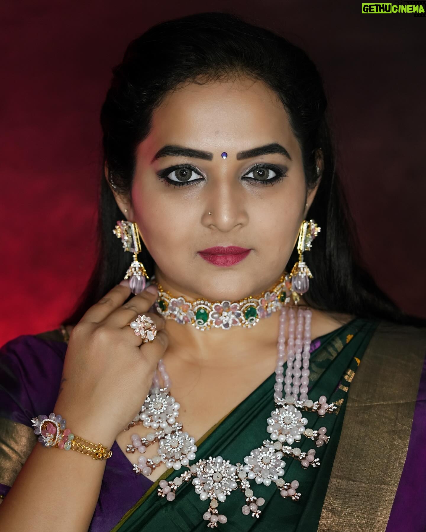 Pooja Murthy - 1.6K Likes - Understanding is an art n not everyone is an artist, this is your journey of life, donāt try to explain it to others, because only u know what u are going through āŗļøš
Pc: @chitra_palani_photography
Jewellery: @emmadi_silver_jewellery_hyd
