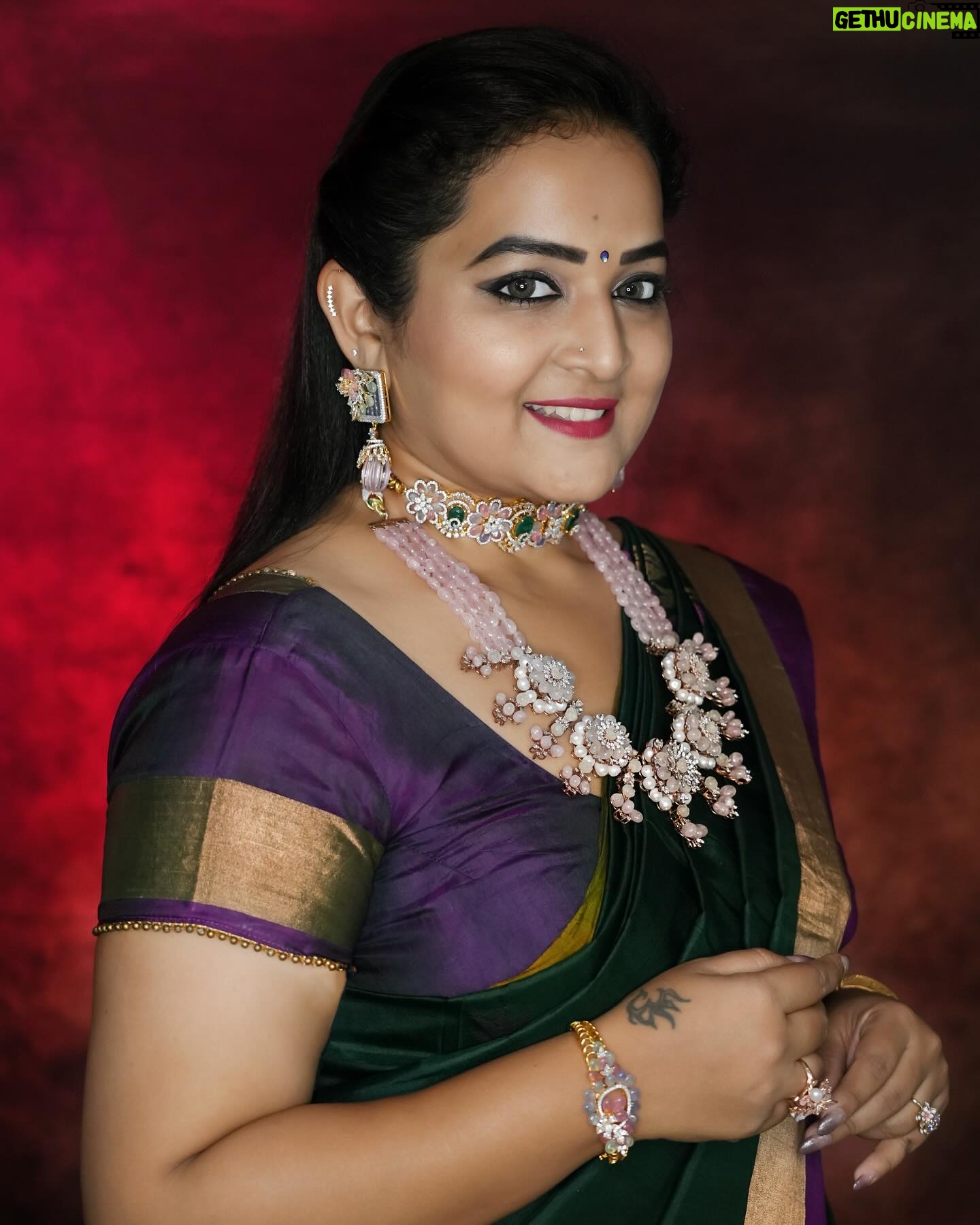 Pooja Murthy - 1.6K Likes - Understanding is an art n not everyone is an artist, this is your journey of life, donāt try to explain it to others, because only u know what u are going through āŗļøš
Pc: @chitra_palani_photography
Jewellery: @emmadi_silver_jewellery_hyd