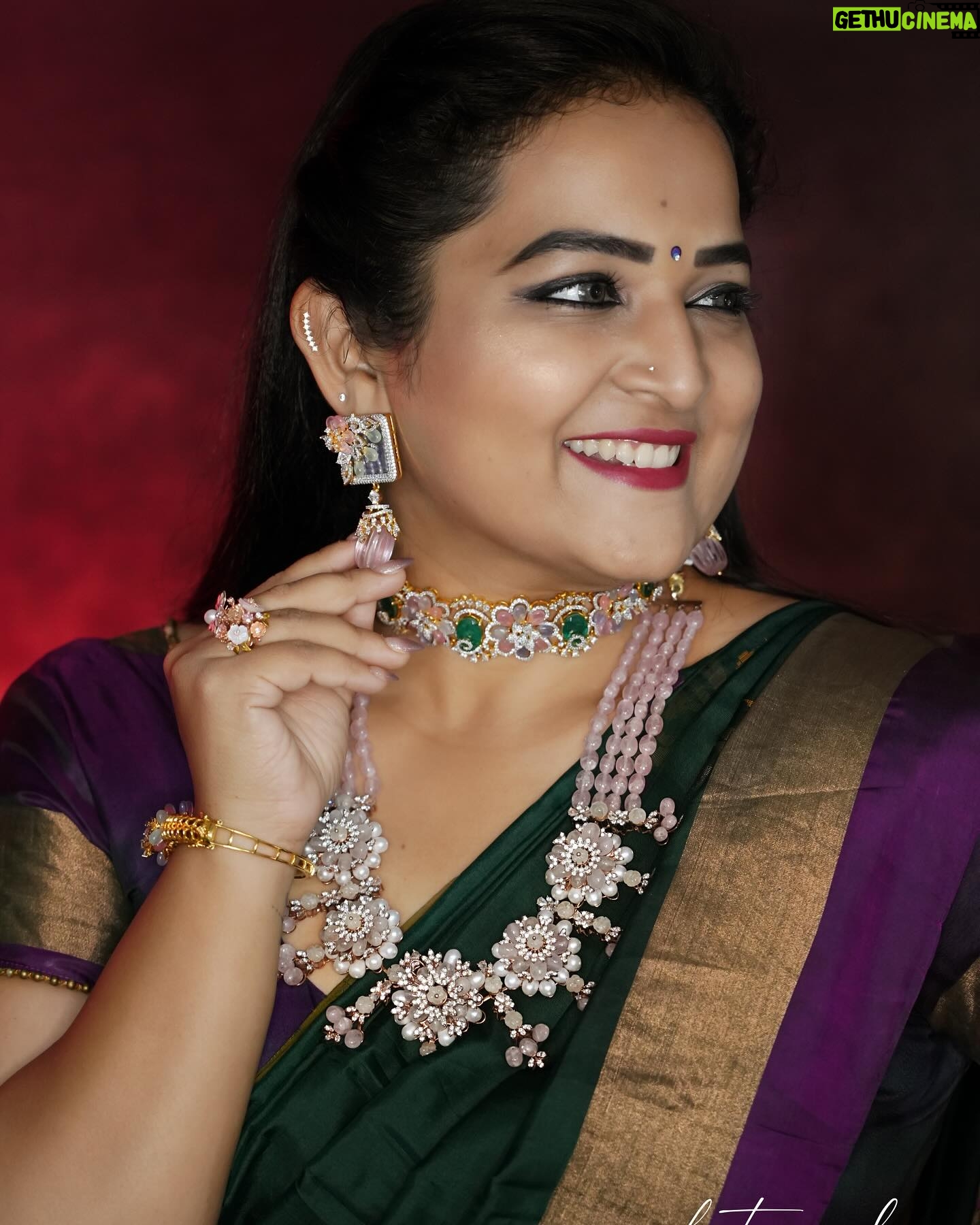 Pooja Murthy - 1.6K Likes - Understanding is an art n not everyone is an artist, this is your journey of life, donāt try to explain it to others, because only u know what u are going through āŗļøš
Pc: @chitra_palani_photography
Jewellery: @emmadi_silver_jewellery_hyd