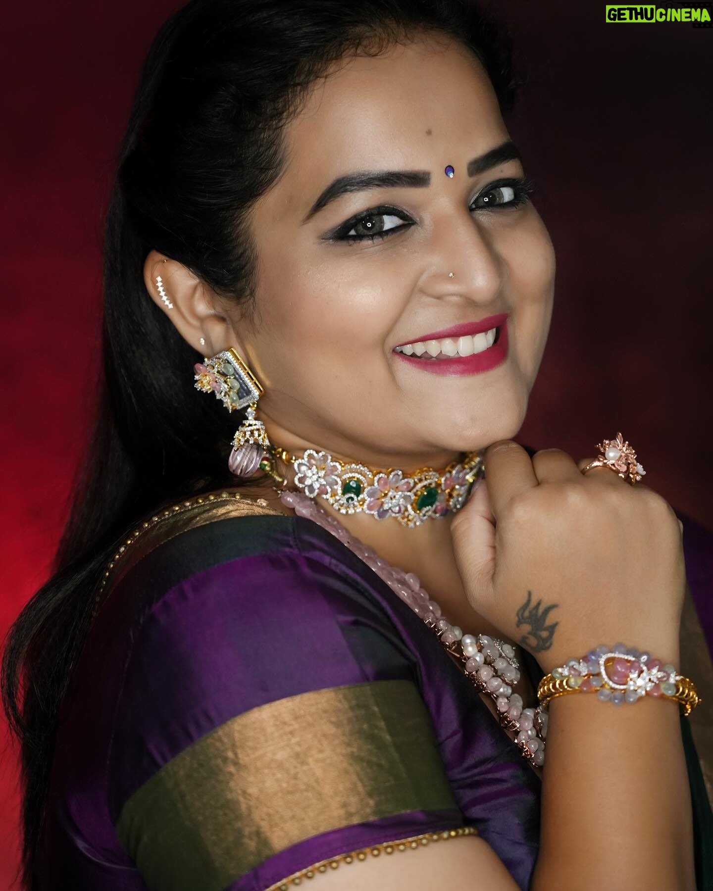 Pooja Murthy - 1.6K Likes - Understanding is an art n not everyone is an artist, this is your journey of life, donāt try to explain it to others, because only u know what u are going through āŗļøš
Pc: @chitra_palani_photography
Jewellery: @emmadi_silver_jewellery_hyd