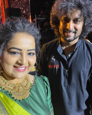 Pooja Murthy Instagram - HAPPY UGADIIIIII 🤗 It’s a very very special Ugadi for me as I met my fav @nameisnani n fell in love with him all over again 🥰 On this Ugadi, let us make a resolution to spread love and happiness all around us 😇 #nani #naturalstarnani #dasara #ugadi #fangirlmoment #love #specialmoment #happyfaces #selfiee #favoritehero