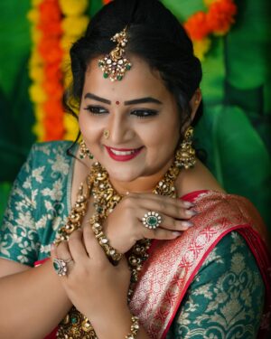 Pooja Murthy Instagram - 🤗 Change the way of looking at things and your soul will get a beautiful smile 🥰

Pc: @chitra_palani_photography 
Jewellery: @emmadi_silver_jewellery_hyd 
Saree: @sahasraadesigners