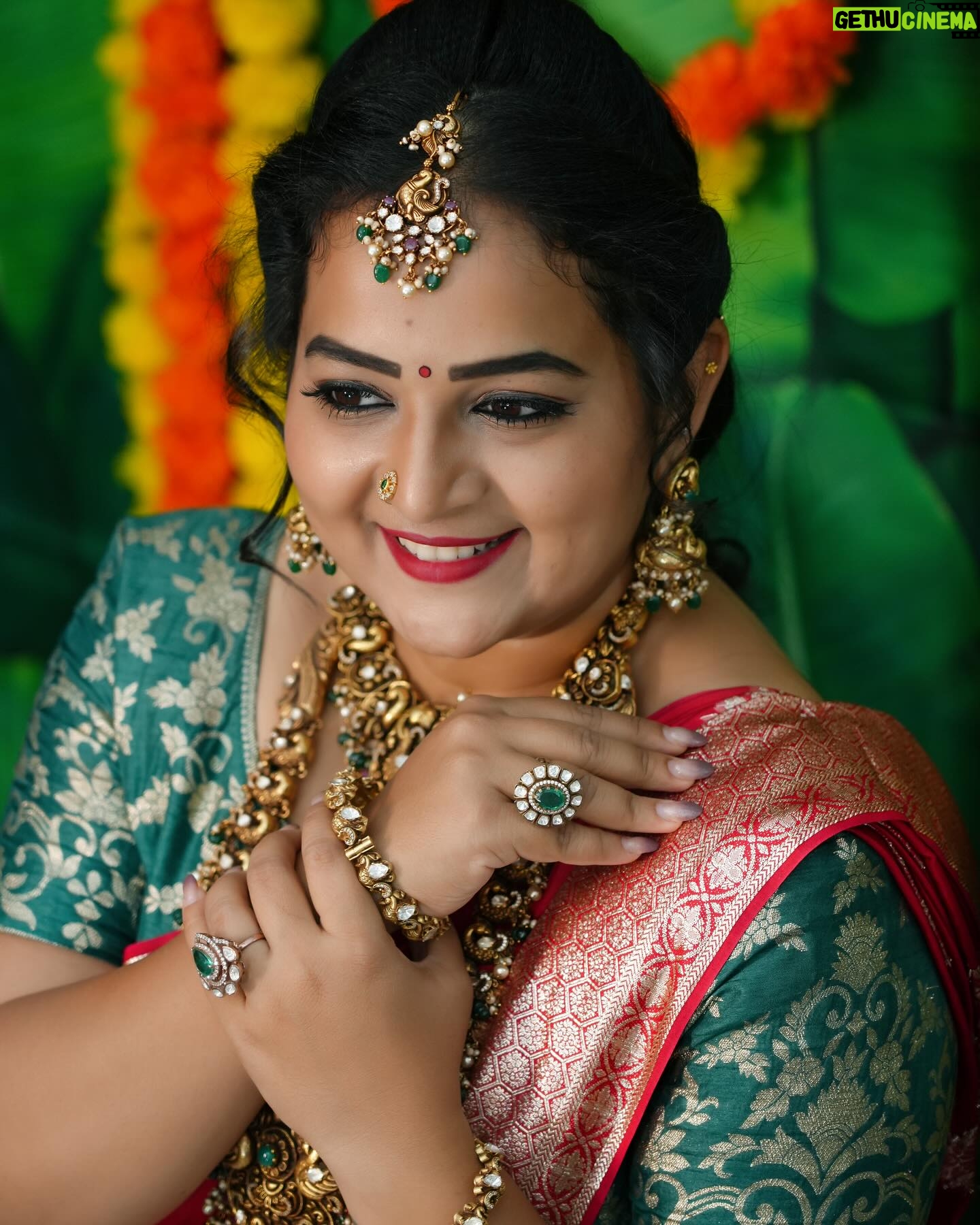Pooja Murthy - 3.3K Likes - š¤ Change the way of looking at things and your soul will get a beautiful smile š„°
Pc: @chitra_palani_photography
Jewellery: @emmadi_silver_jewellery_hyd
Saree: @sahasraadesigners