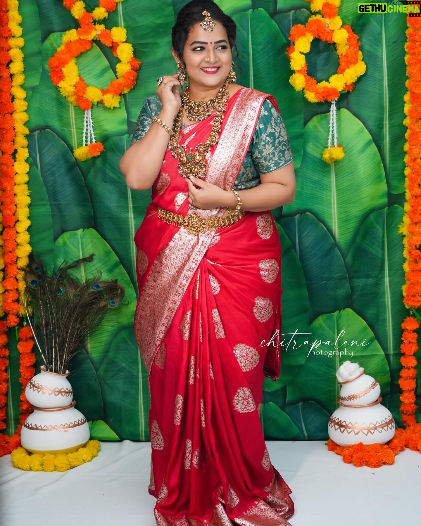 Pooja Murthy - 3.3K Likes - š¤ Change the way of looking at things and your soul will get a beautiful smile š„°
Pc: @chitra_palani_photography
Jewellery: @emmadi_silver_jewellery_hyd
Saree: @sahasraadesigners