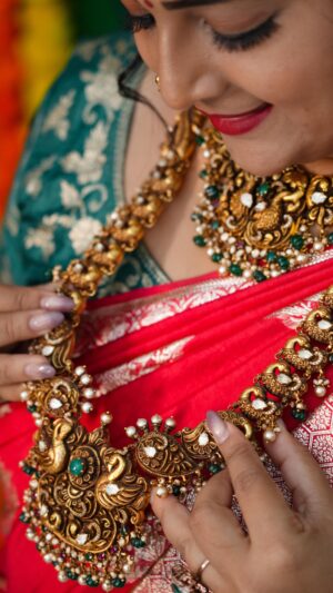 Pooja Murthy Instagram - 💚❤️A woman whose smile is open and whose expression is glad has a kind of beauty no matter what she wears❤️💚

Vc: @chitra_palani_photography 
Jewellery: @emmadi_silver_jewellery_hyd 
Outfit: @sahasraadesigners