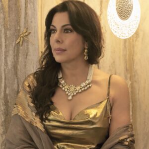 Pooja Bedi Instagram - Decided to add a bit of glamour to my goa life that normally has me in work clothes and no make up. Like it? 
Btw... How many dragonflies can u spot? 

@shashang_iyer thanks for the lovely shots. 
@seerathmystique u have magic in your brushes.❤️
@dailyvoguejewellery
 Your jewellery is FABBBB!!!
Location: @happysoullifestyle shop in goa.
