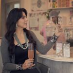Pooja Bedi Instagram - A toast to immunity with crystal infused water at my wellness cafe in Anjuna, Goa.❤️ @happysoulcafe_goa Btw.. Can u spot 2 dragonflies?? And cheers to the team that make these minuets happen. @shashang_iyer : photo @seerathmystique : hair & make-up @dailyvoguejewellery for the glam.
