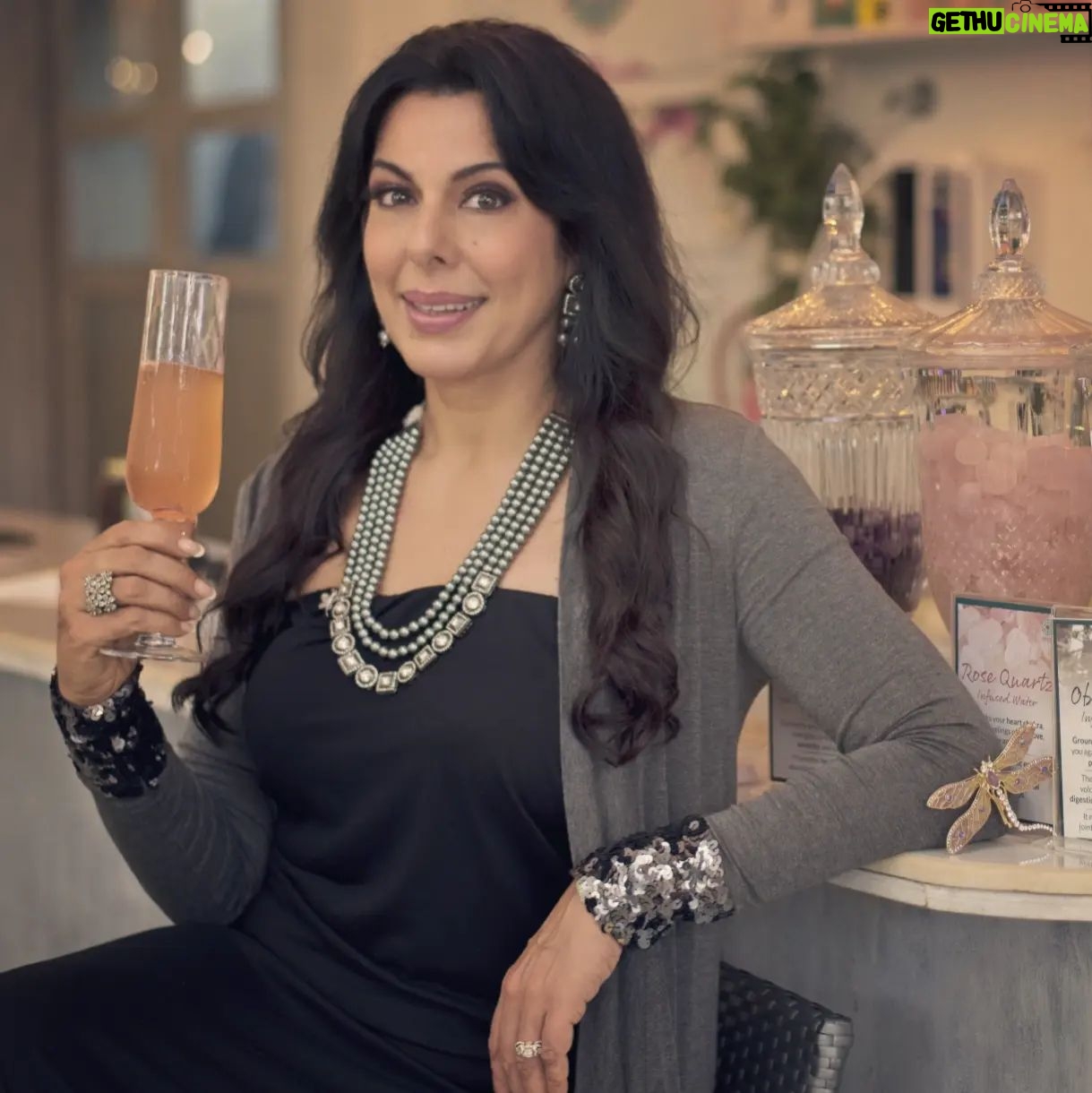 Pooja Bedi Instagram - A toast to immunity with crystal infused water at my wellness cafe in Anjuna, Goa.❤️ @happysoulcafe_goa Btw.. Can u spot 2 dragonflies?? And cheers to the team that make these minuets happen. @shashang_iyer : photo @seerathmystique : hair & make-up @dailyvoguejewellery for the glam.