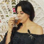 Pooja Bedi Instagram - Morning me time at my @happysoulcafe_goa ! My new favourite is chilled coconut water infused with coffee thats been drip brewed overnight. Btw.. can u spot 3 dragonflies? One is verrrry cleverly hidden Thank uuuuu @shashang_iyer For capturing my peace And @seerathmystique For it being picture perfect @kokorokoffee