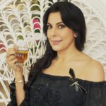Pooja Bedi Instagram - Morning me time at my @happysoulcafe_goa ! My new favourite is chilled coconut water infused with coffee thats been drip brewed overnight. Btw.. can u spot 3 dragonflies? One is verrrry cleverly hidden Thank uuuuu @shashang_iyer For capturing my peace And @seerathmystique For it being picture perfect @kokorokoffee