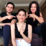 Pooja Bedi Instagram - Pointing fingers is normal in hostility.. but in jest??? This was so much funnnnnnnnn!!!! A family that laughs together, stays together. Wish u many such happy moments with your family as well. When was the last time you laughed LOUDLY? @alayaf @_omar.f_