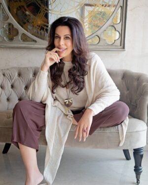 Pooja Bedi Instagram - Happiness keeps you pretty on the inside.
I am often asked how I am able to smile & laugh and exude positivity all the time, even in stressful times.

I say it's all about how you program yourself to respond to what happens.
I love life.... and my life today is the result of MY CHOICES. I blame no one for the downs and choose to celebrate the ups with everyone I connect with.
Curiousity, passion and a healthy sense of mischief keeps me looking forward to whatever is coming next. 

tough times don't last, tough people do.
Happy People don't have the best of everything, they make the best of everything. 
Gratitude. Gratitude. Gratitude.
for what I had, what I have, what I will have.

and a biggggg shoutout to the lovely women that created this warm, cosy, happy at home look for me.
@pinkiemakhijani - photo
@aafreenmakeupandhair - make up and hair
thank you for beautiful memories.