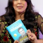 Pooja Bedi Instagram - Shit happens!! To all of us!!! How we respond to it is what shapes our lives. Psychology helps you understand why you respond the way you, understand your triggers, and to reprogram your responses for personal and professional success Click link below to watch my😄 youtube interview with @deeptrivediblog 👇 https://youtu.be/lg3uo-wOG0A Books are windows to your mind, body & Soul.