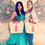 Pooja Bedi Instagram - Twinning with monogrammed bags!!!! Thankkkkkkk u @farahkhanali I absolutely LOVE my present ❤️ and your happy presence. @happysoulcafe_goa @happysoullifestyle