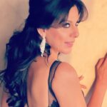 Pooja Bedi Instagram - All glammed up for an event tonight. Thank u @aafreenmakeupandhair for this lovely look. 💕 And darling @shivani_awasty @shivaniawastyofficial for this stunning gown.