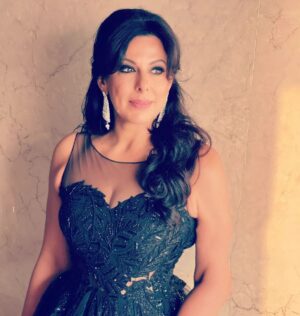 Pooja Bedi Instagram - All glammed up for an event tonight. 
Thank u @aafreenmakeupandhair for this lovely look. 💕
And darling @shivani_awasty @shivaniawastyofficial  for this stunning gown.