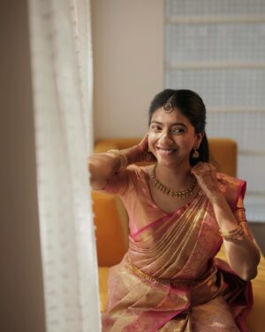 Pooja Kannan Instagram - Moments between shutter speed 🥰