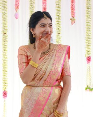 Pooja Kannan Instagram - Moments between shutter speed 🥰