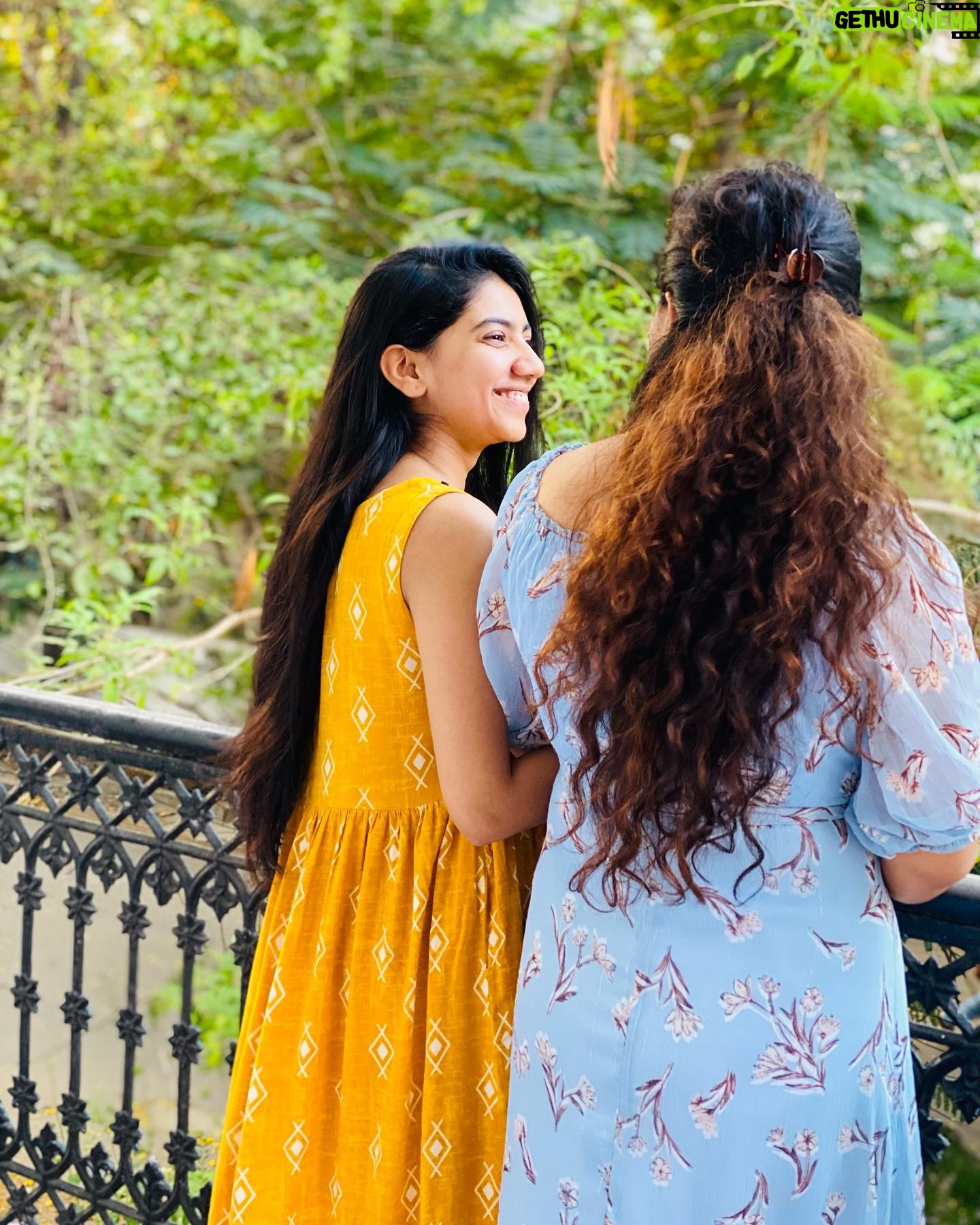 Pooja Kannan Instagram - Never knew we’d be each other’s anti-depressants 👩🦱👩🦰 #bestcousin #goodhairday