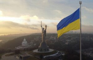 Poppy Drayton Instagram - Slava Ukraine! ⚜️

Charities to donate to, to help the people of Ukraine: 

1) The Ukrainian Red Cross, which does loads of humanitarian stuff, from aiding refugees to training doctors.

2) Nova Ukraine, a Ukraine-based non-profit that provides civilians with everything from baby food and hygiene products to clothes and household supplies.

3) Sunflower for Peace, which provides first-aid backpacks to doctors and paramedics on the front line.

4) The British Red Cross, which has launched an appeal to raise funds for food, medical supplies, shelter and water.

5) Revived Soldiers Ukraine, which funds medication and medical supplies for army hospitals on the front line.