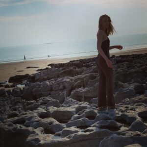 Poppy Lee Friar Instagram - Don’t forget to walk barefoot on the Earth and ground yourself 🦶🏻

SO many health benefits: reduces white blood cells/ increases red blood cells which aids immunity. Increases antioxidants, reduces inflammation and improves sleep, mood… the list goes on! 

🌳🌿🌊🌍💫 
#nature #grounding #earth #summer #sun #walking #barefoot #mood #health