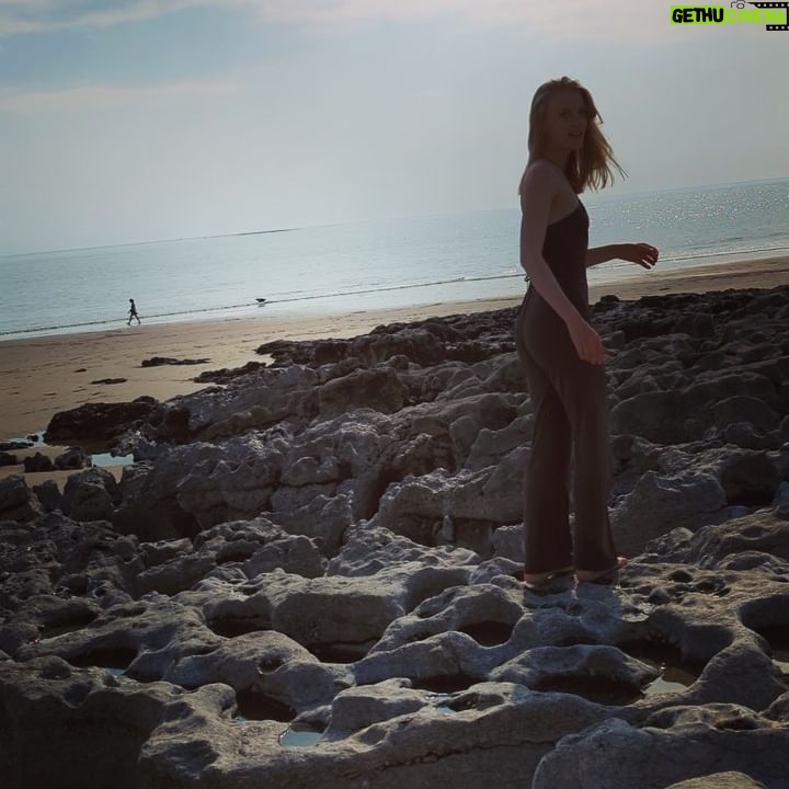 Poppy Lee Friar - 4K Likes - Don’t forget to walk barefoot on the Earth and ground yourself 🦶🏻
SO many health benefits: reduces white blood cells/ increases red blood cells which aids immunity. Increases antioxidants, reduces inflammation and improves sleep, mood… the list goes on!
🌳🌿🌊🌍💫
#nature #grounding #earth #summer #sun #walking #barefoot #mood #health