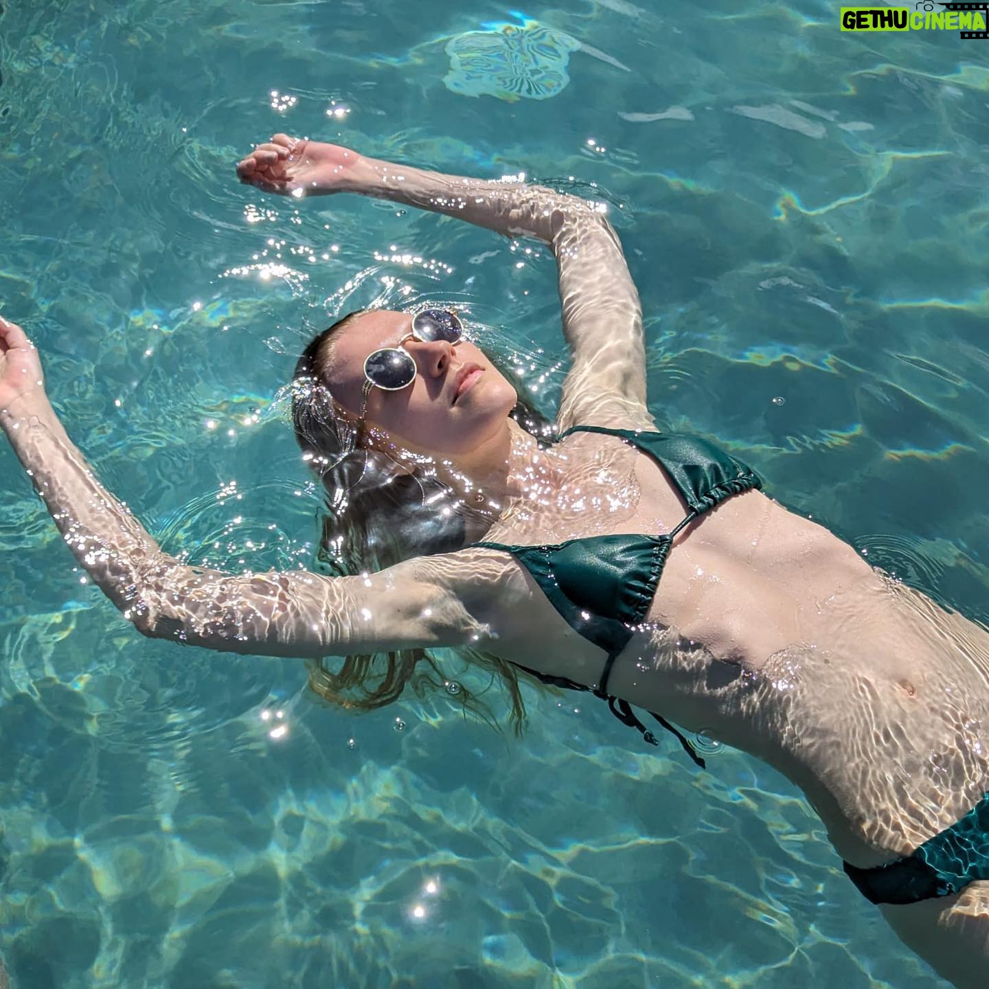 Poppy Lee Friar - 3.4K Likes - A bigger splash.
💦🏊🏻♀️💦