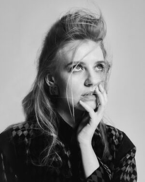 Poppy Lee Friar Instagram - @1883magazine Thank you for a delightful shoot and interview (link in bio). @klarawaldbergphotos @harrietnicolsonstylist @hannahdaviesmakeup @louisbyrneiciaiw ❤️ #tokillamockingbird #westend #fashion #acting #london