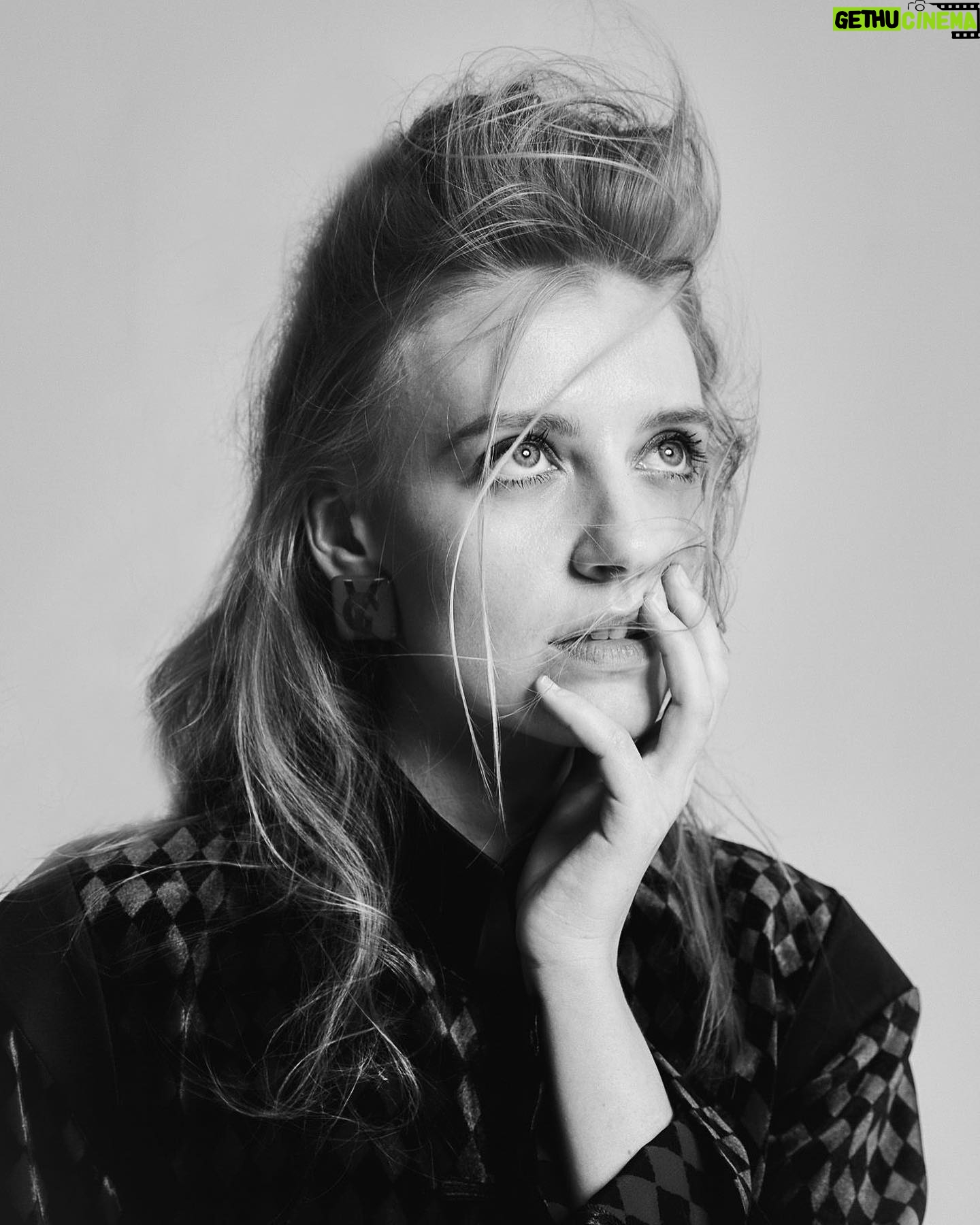 Poppy Lee Friar - 2.8K Likes - @1883magazine Thank you for a delightful shoot and interview (link in bio). @klarawaldbergphotos @harrietnicolsonstylist @hannahdaviesmakeup @louisbyrneiciaiw ❤️ #tokillamockingbird #westend #fashion #acting #london
