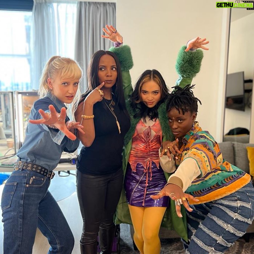 Poppy Lee Friar - 1.9K Likes - Pic 4 is me inside when the AD says “they might not get to you today”… 🤣
#dominoday #actors #filming #bts #bbc #newseries